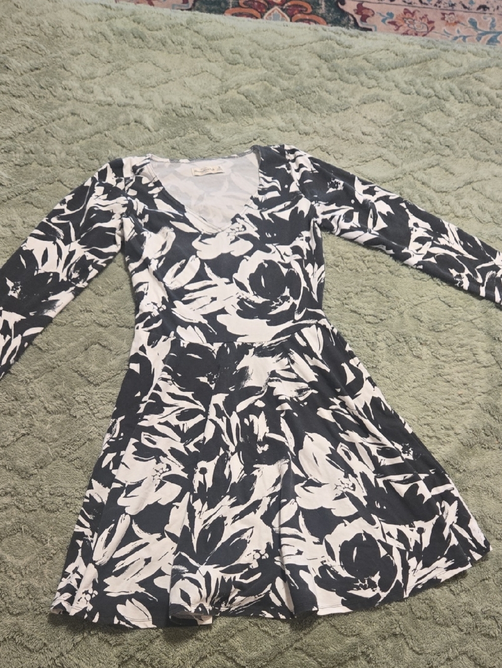 Abercrombie & Fitch Black and White Floral V-Neck Long Sleeve Dress